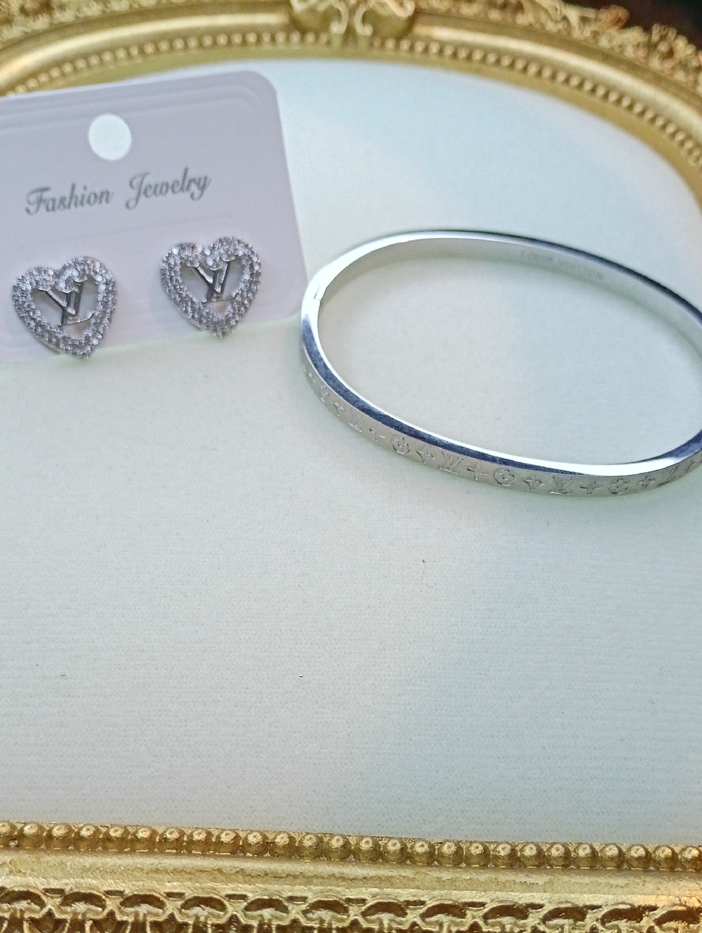 New Fashion Jewelry Silver Tone Heart Earrings with Silver Tone Monogram Bangle